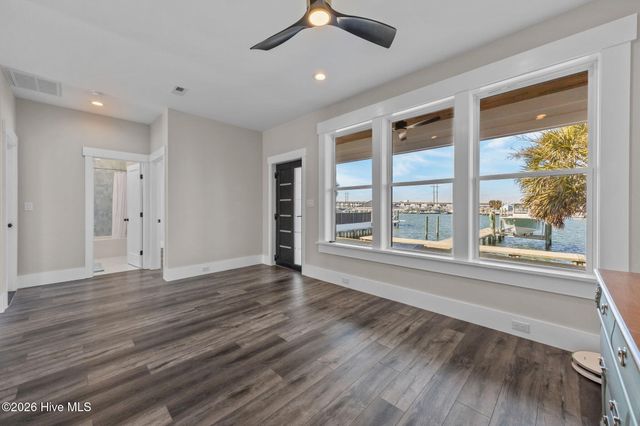 208 Radio Island Road, Morehead City, NC 28557