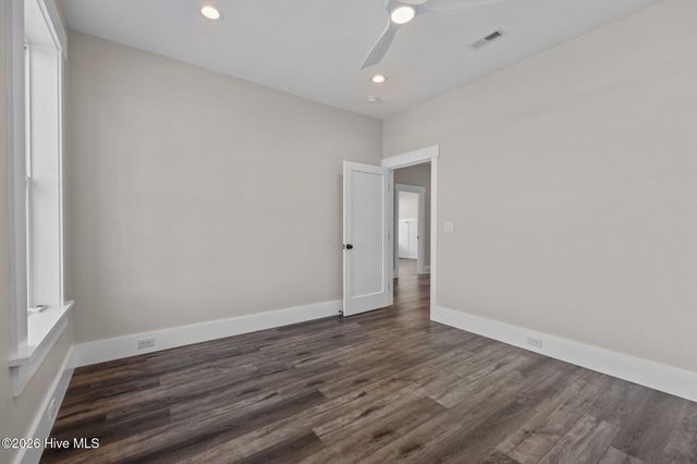 208 Radio Island Road, Morehead City, NC 28557