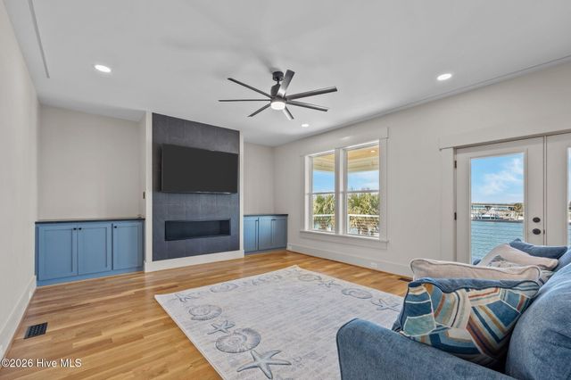 208 Radio Island Road, Morehead City, NC 28557