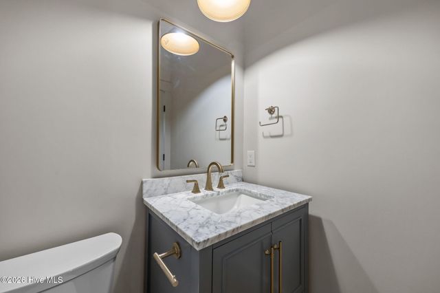 208 Radio Island Road, Morehead City, NC 28557