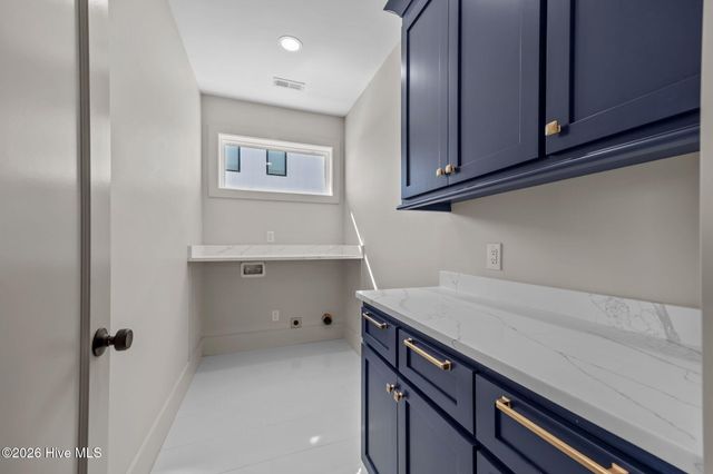 208 Radio Island Road, Morehead City, NC 28557