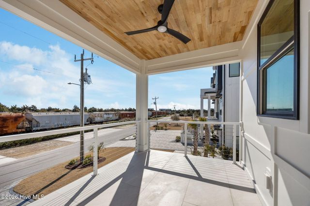 208 Radio Island Road, Morehead City, NC 28557