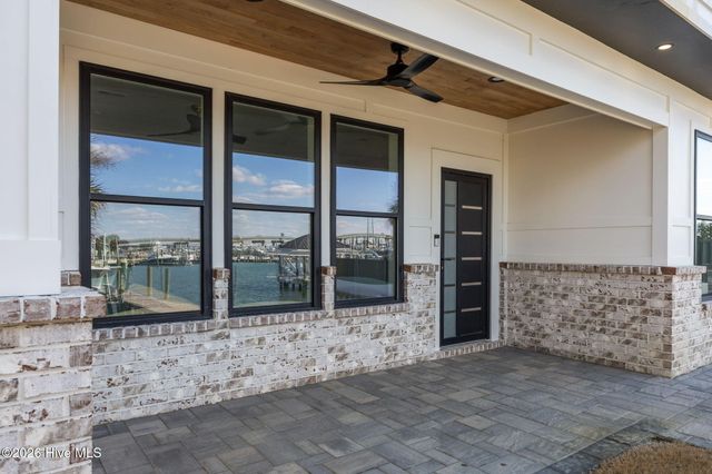 208 Radio Island Road, Morehead City, NC 28557