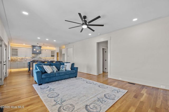 208 Radio Island Road, Morehead City, NC 28557