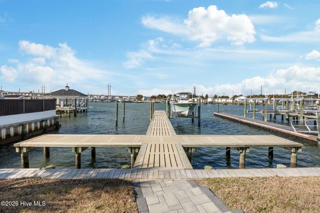 208 Radio Island Road, Morehead City, NC 28557