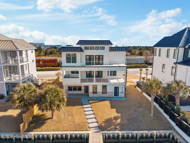 208 Radio Island Road, Morehead City, NC 28557