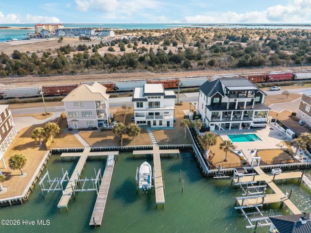 208 Radio Island Road, Morehead City, NC 28557