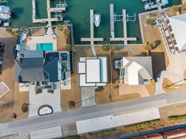 208 Radio Island Road, Morehead City, NC 28557