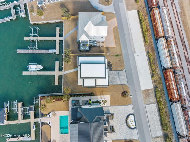 208 Radio Island Road, Morehead City, NC 28557