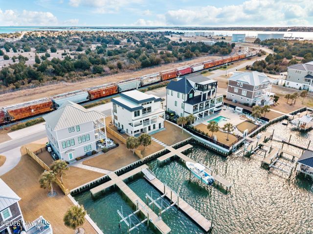 208 Radio Island Road, Morehead City, NC 28557