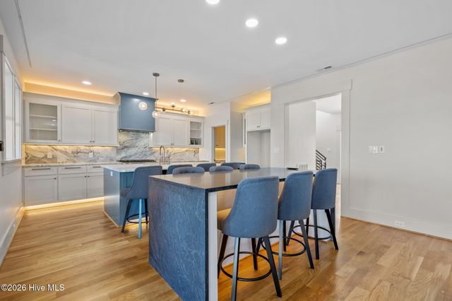 208 Radio Island Road, Morehead City, NC 28557