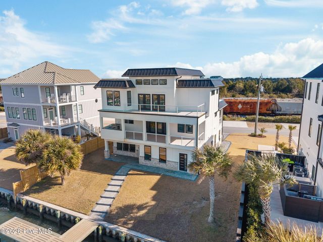208 Radio Island Road, Morehead City, NC 28557