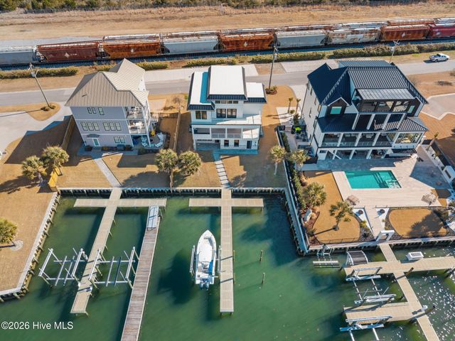208 Radio Island Road, Morehead City, NC 28557