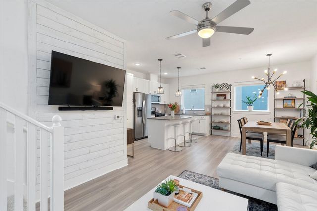 2827 Manor RD 3102, Austin, TX 78722