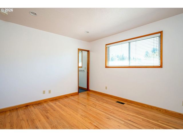 5815 Sw HUDDLESON St, Portland, OR 97219