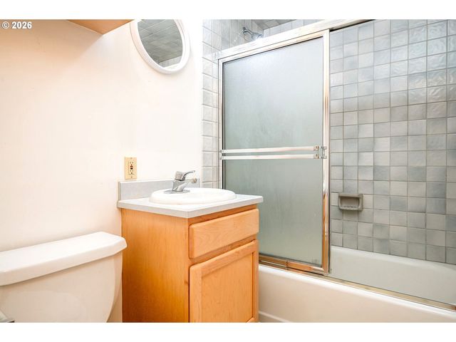 5815 Sw HUDDLESON St, Portland, OR 97219