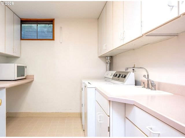 5815 Sw HUDDLESON St, Portland, OR 97219