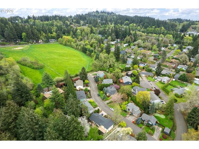 5815 Sw HUDDLESON St, Portland, OR 97219