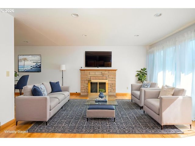 5815 Sw HUDDLESON St, Portland, OR 97219