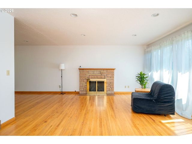 5815 Sw HUDDLESON St, Portland, OR 97219