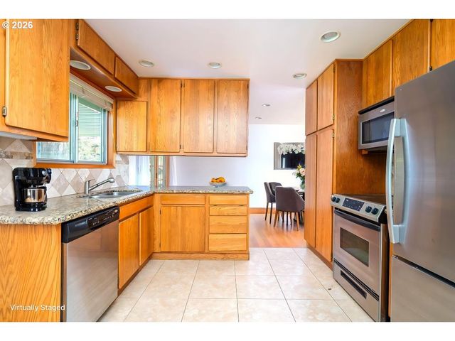 5815 Sw HUDDLESON St, Portland, OR 97219