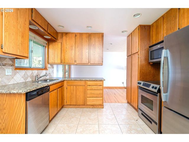 5815 Sw HUDDLESON St, Portland, OR 97219