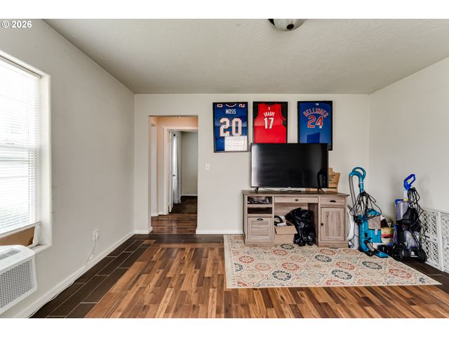 525 21ST St, Springfield, OR 97477