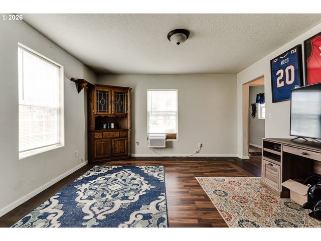 525 21ST St, Springfield, OR 97477