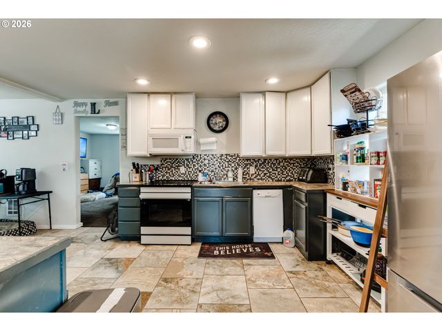 525 21ST St, Springfield, OR 97477