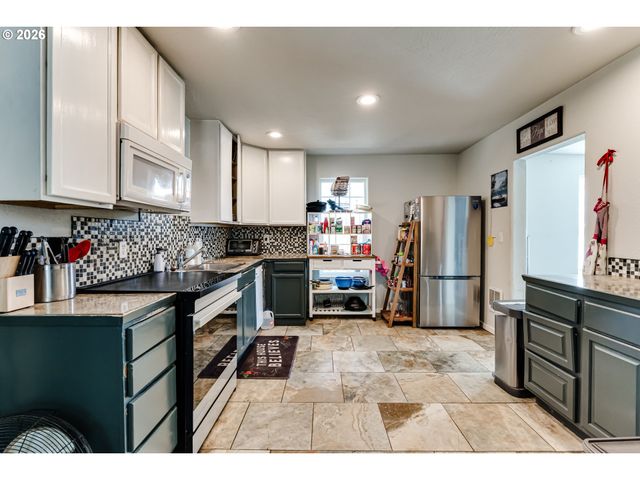 525 21ST St, Springfield, OR 97477