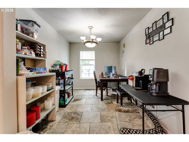 525 21ST St, Springfield, OR 97477