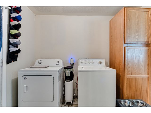 525 21ST St, Springfield, OR 97477