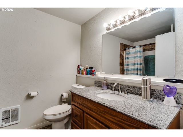 525 21ST St, Springfield, OR 97477