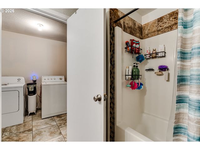 525 21ST St, Springfield, OR 97477