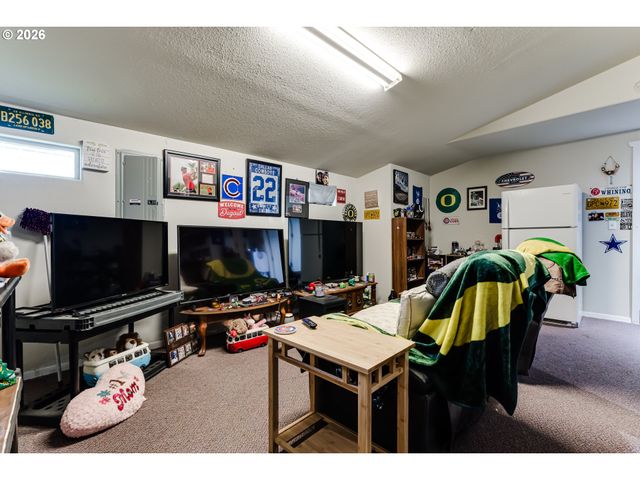 525 21ST St, Springfield, OR 97477