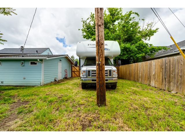 525 21ST St, Springfield, OR 97477