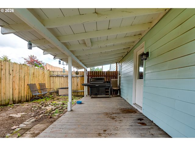 525 21ST St, Springfield, OR 97477