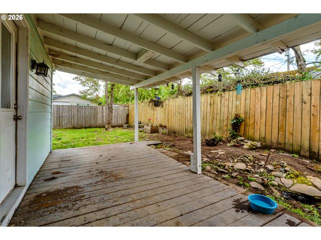 525 21ST St, Springfield, OR 97477