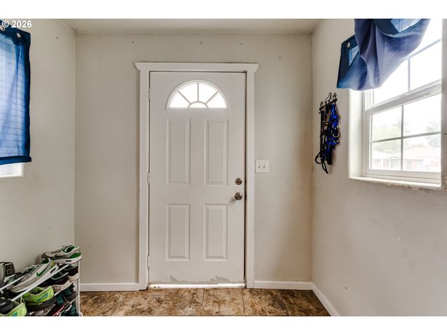 525 21ST St, Springfield, OR 97477