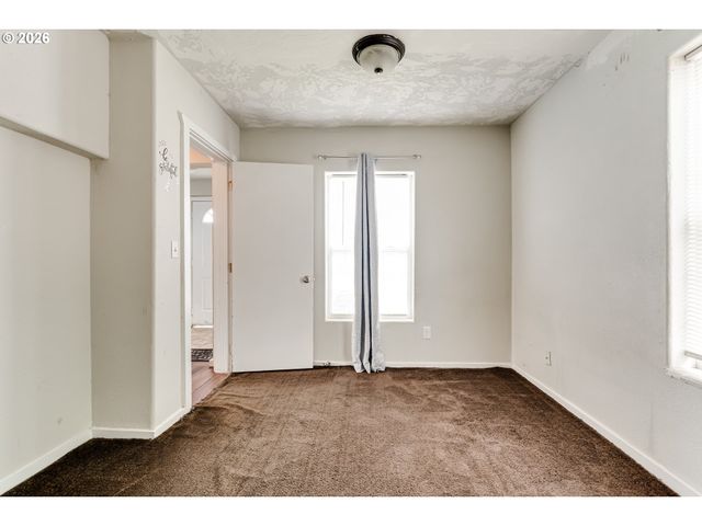 525 21ST St, Springfield, OR 97477