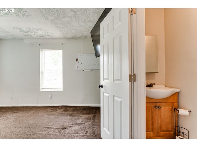 525 21ST St, Springfield, OR 97477