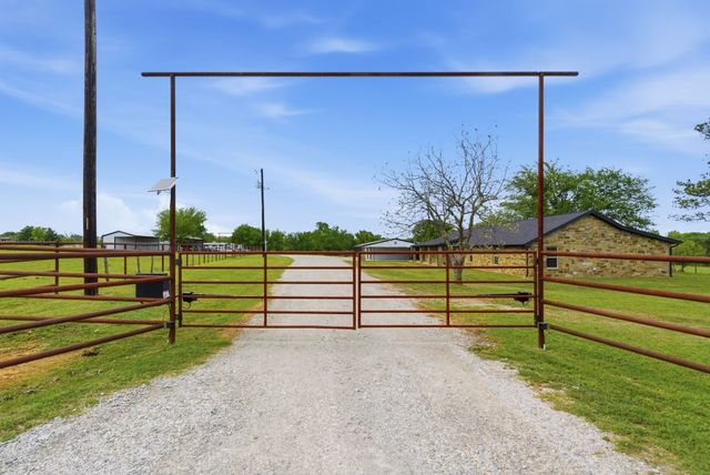 187 County Road 4195, Decatur, TX 76234