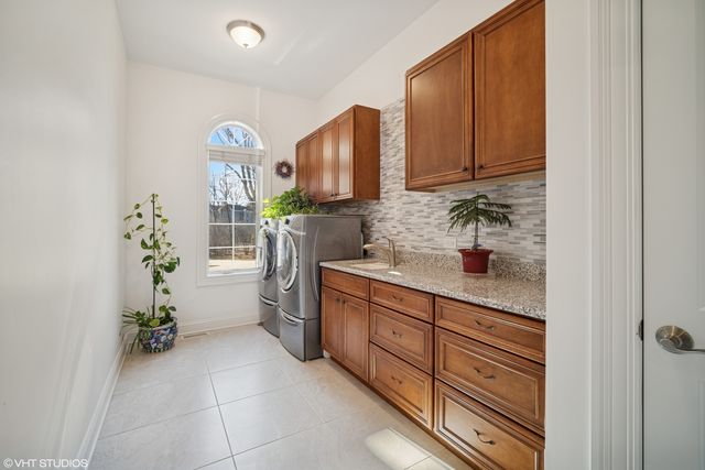 7 Preston Court, Lincolnshire, IL 60069