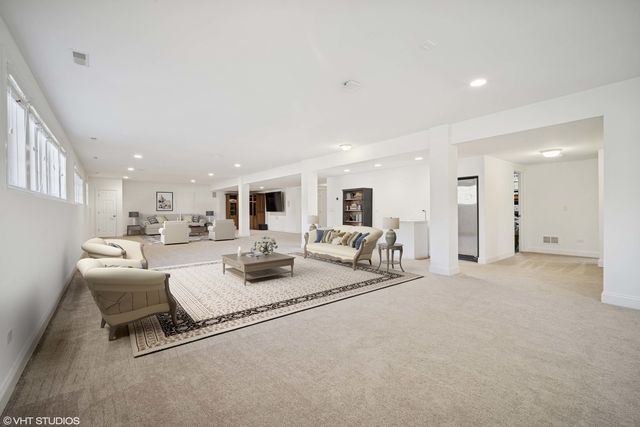 7 Preston Court, Lincolnshire, IL 60069