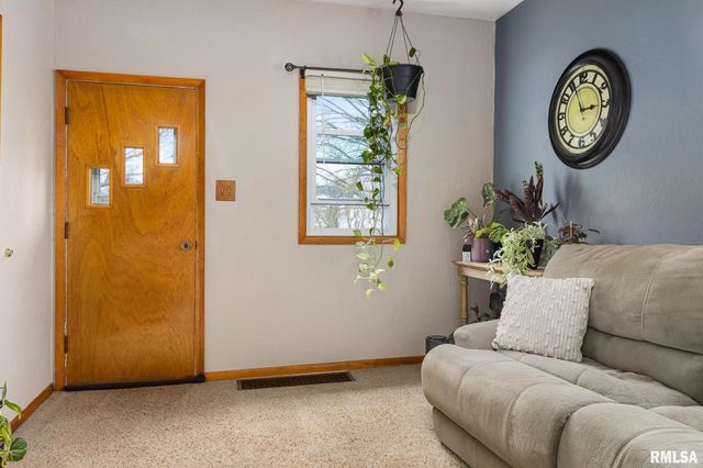 706 N STATE Street, Roanoke, IL 61561