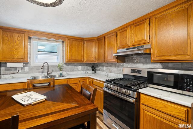 706 N STATE Street, Roanoke, IL 61561