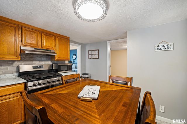 706 N STATE Street, Roanoke, IL 61561