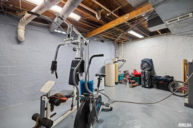 706 N STATE Street, Roanoke, IL 61561