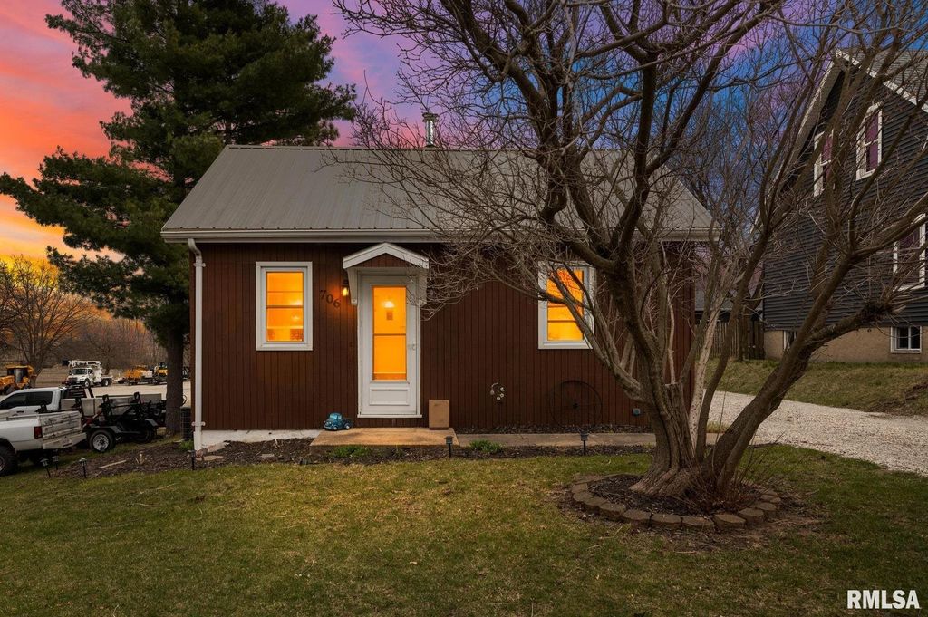 706 N STATE Street, Roanoke, IL 61561