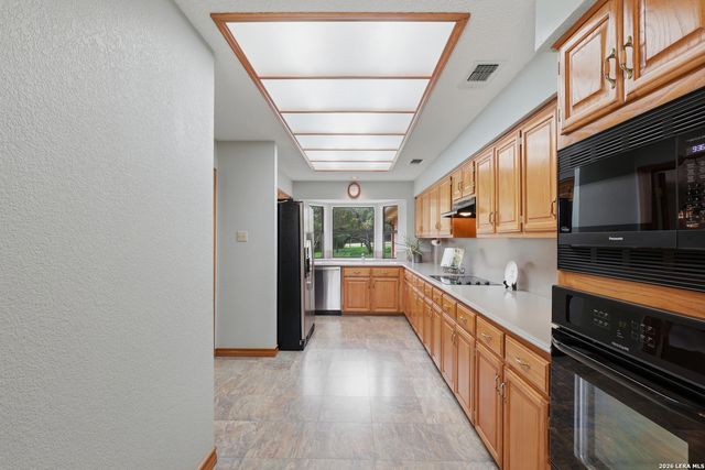 10445 Montanio Dr, New Braunfels, TX 78132